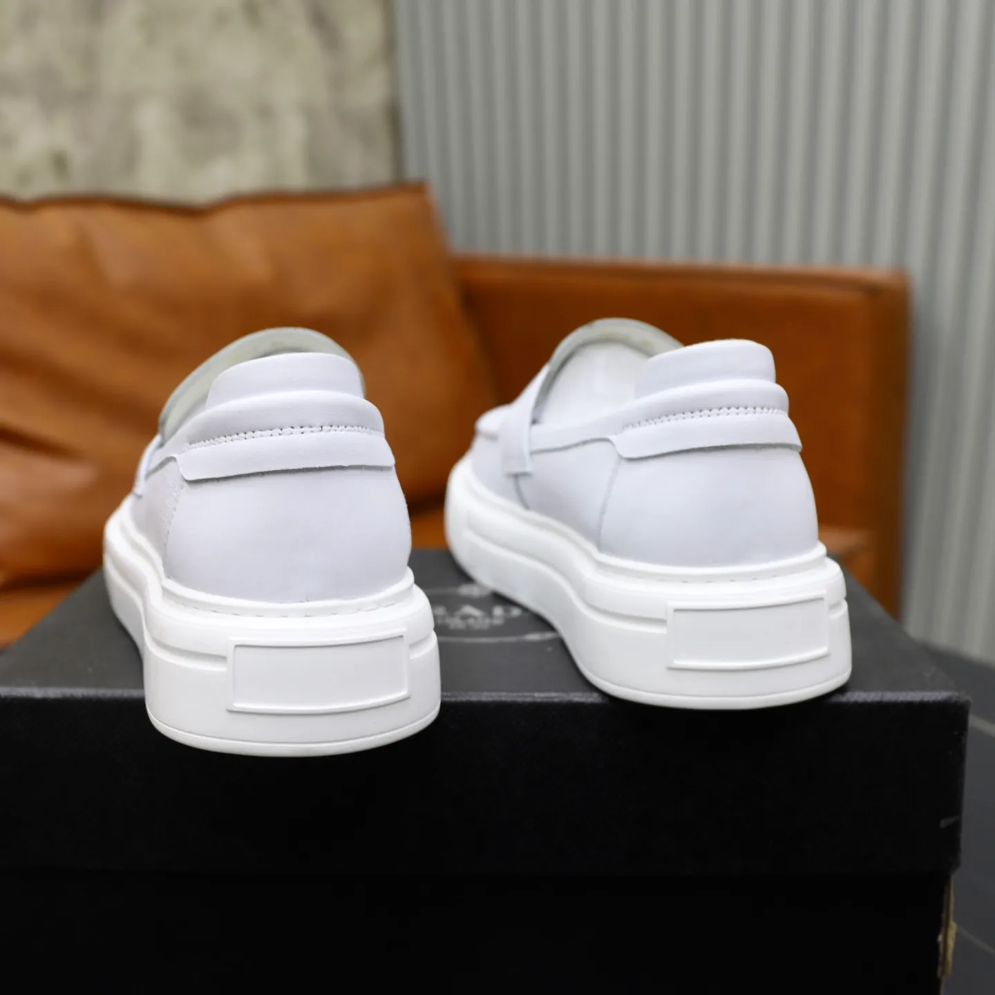 Ex-factory price: 500💰🙅‍♂️🙅‍♂️🙅‍♂️ Brand: PRADA Standard code: Men's code 38-44 (45 can be customized) Grade: Same style as the official website Original order quality Material: Original cowhide surface Comfortable lining Original outsole Style category: Men's fashionable casual leather shoes Distinguished big-name luxury elements Top luxury Color: Color of the actual picture